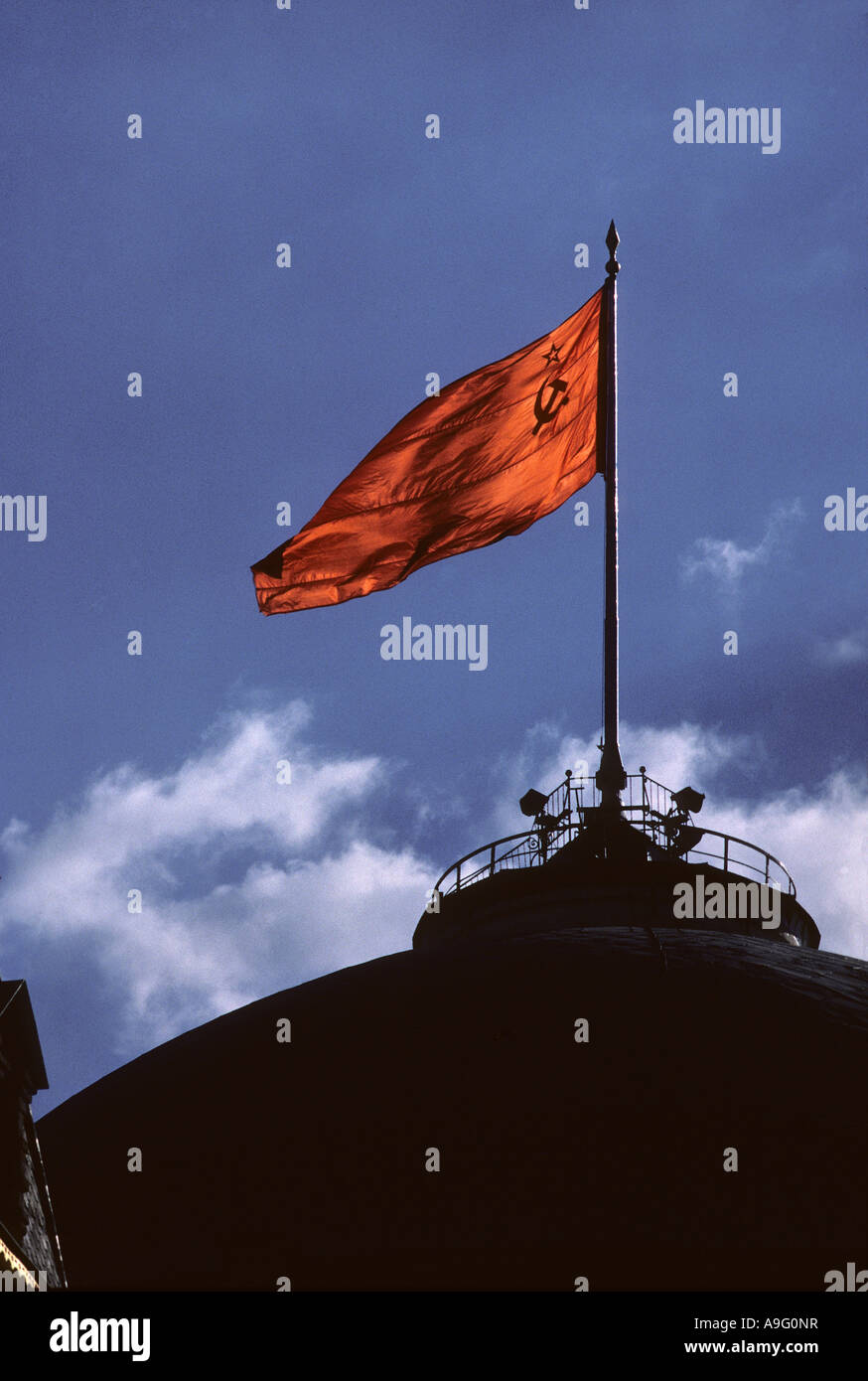 Die rote Fahne fliegt über den Kreml Moskau 1987 Stockfoto