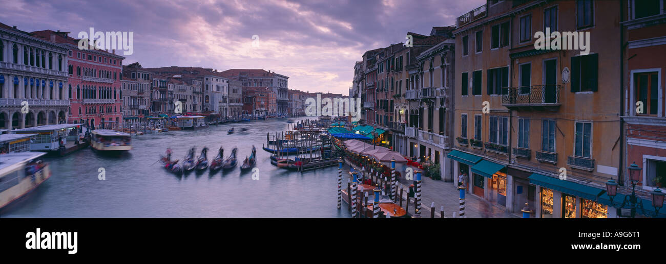 Flottila Gondeln auf dem Canale Grande in der Abenddämmerung Rialto Venedig Italien Stockfoto