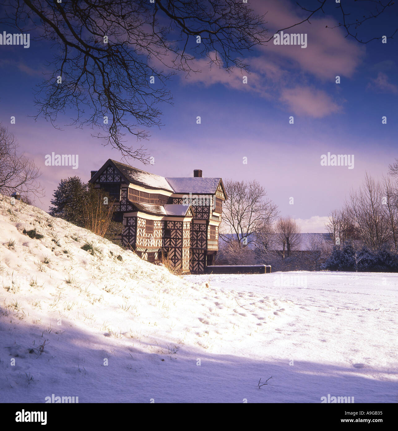 Little Moreton Hall im Winter, in der Nähe von Congleton, Cheshire, England, UK Stockfoto