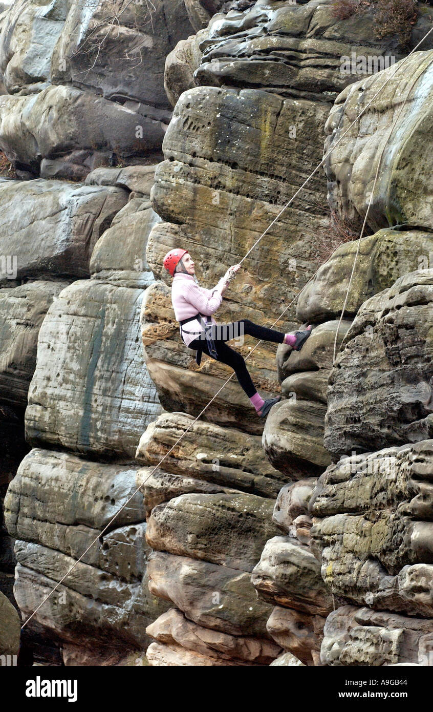 Fit, abenteuerliche Großmutter von 75 erfährt, dass Klettern um zu beweisen, Alter ist kein Hindernis für Abenteuer Stockfoto