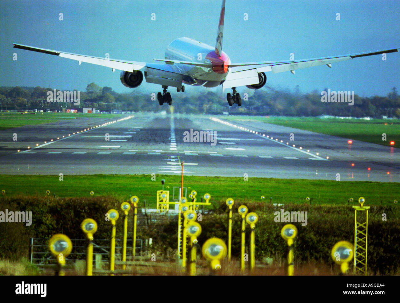 Flugzeug landet seitwärts am Flughafen London Gatwick in einem Seitenwind Stockfoto