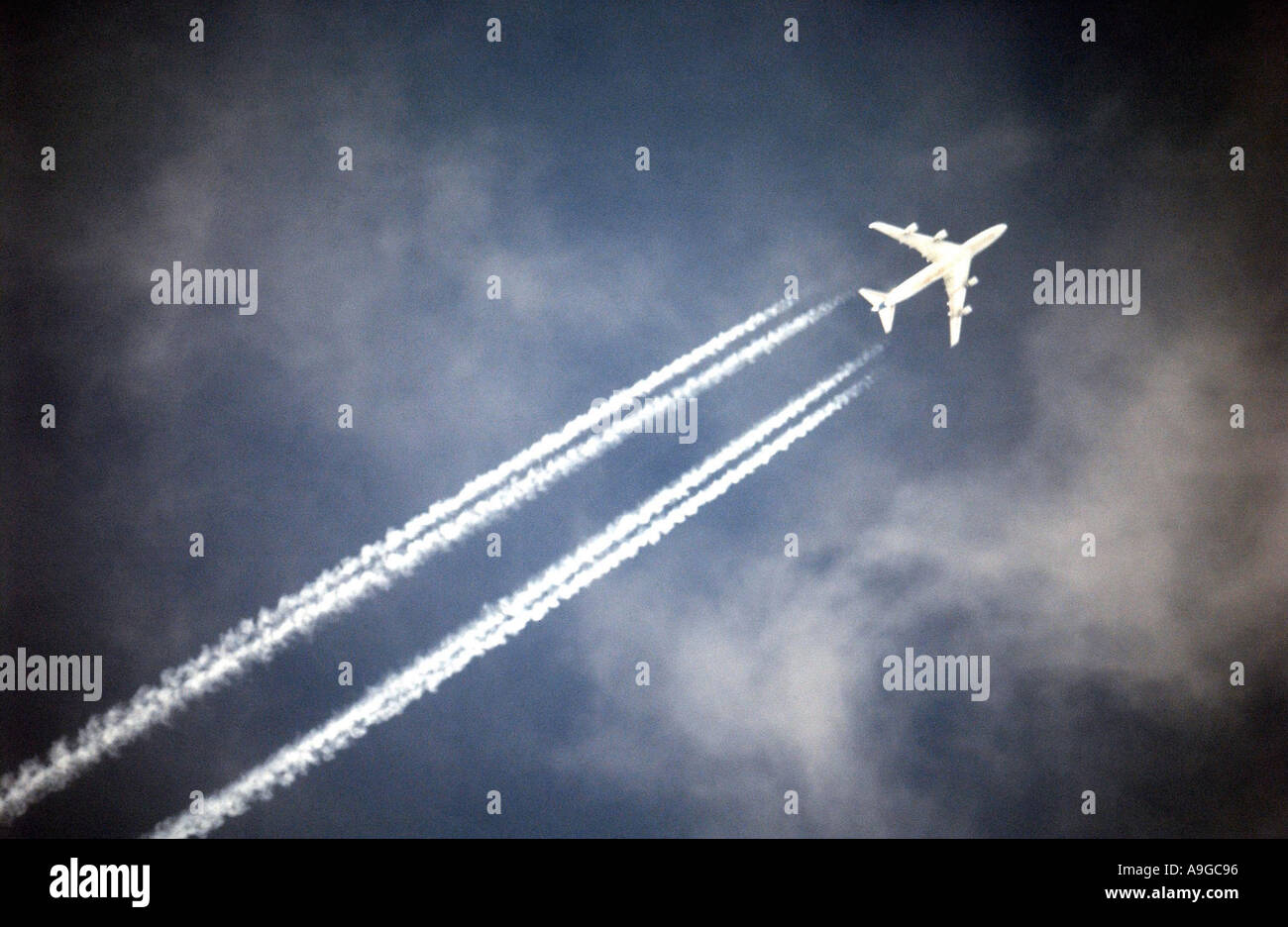 Ein startendes von Flughäfen Stansted ragt in den Himmel verlassen eine Jetstream dahinter Stockfoto