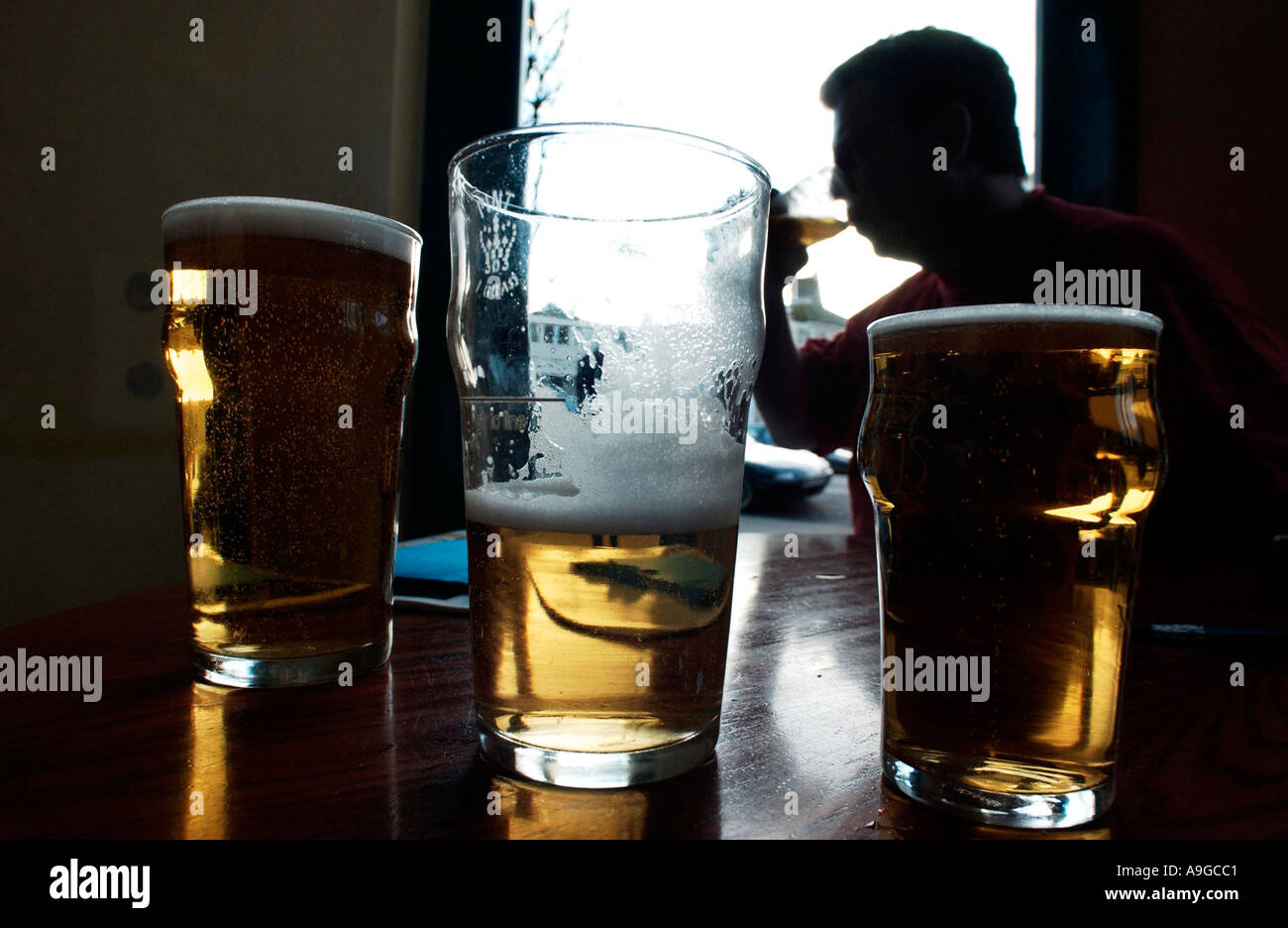 Ein ruhiges Bier in ein traditionelles englisches Pub an einem sonnigen Nachmittag Stockfoto