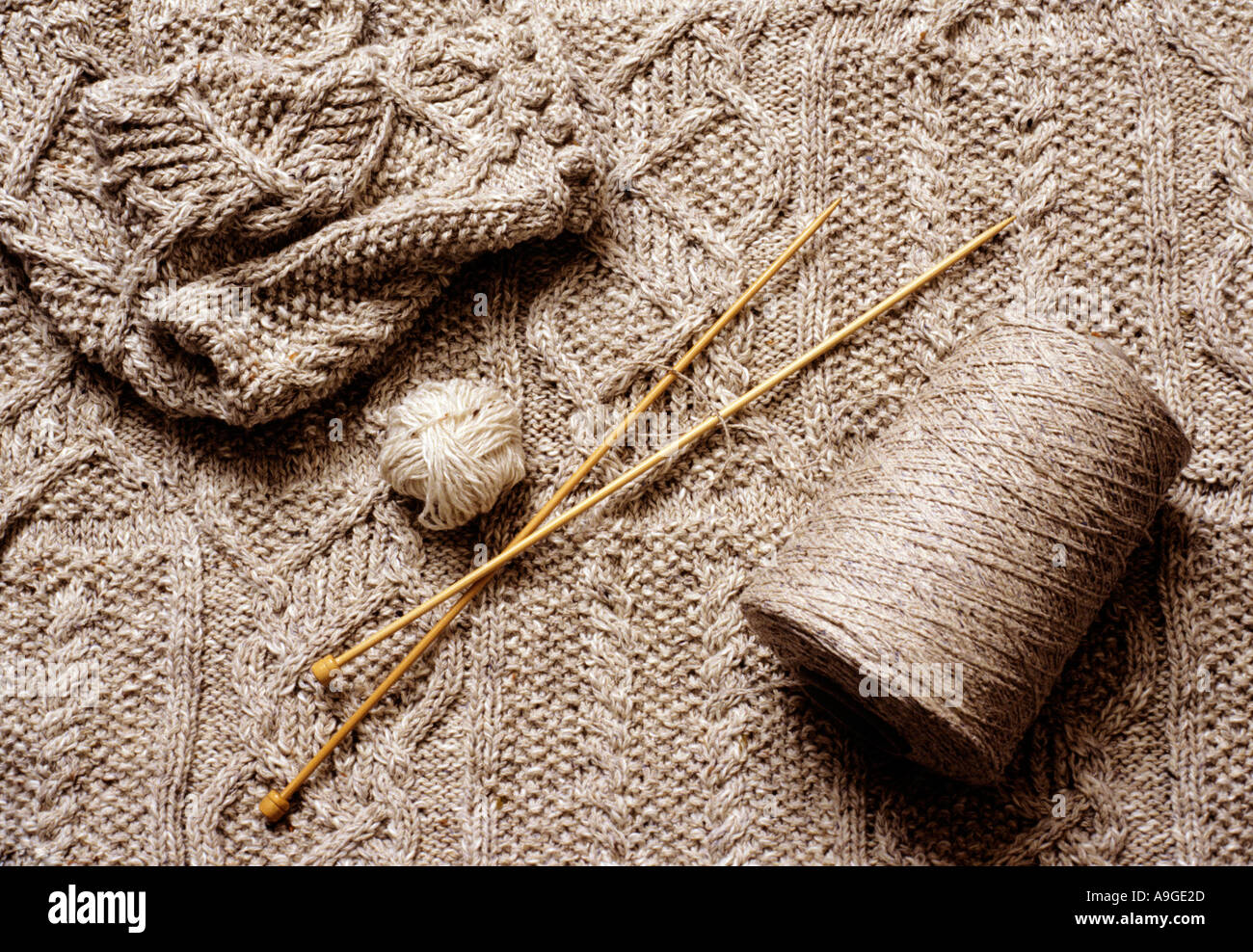 Stricknadeln und ein Kegel aus Wolle auf ein Aran Pullover Stockfotografie  - Alamy