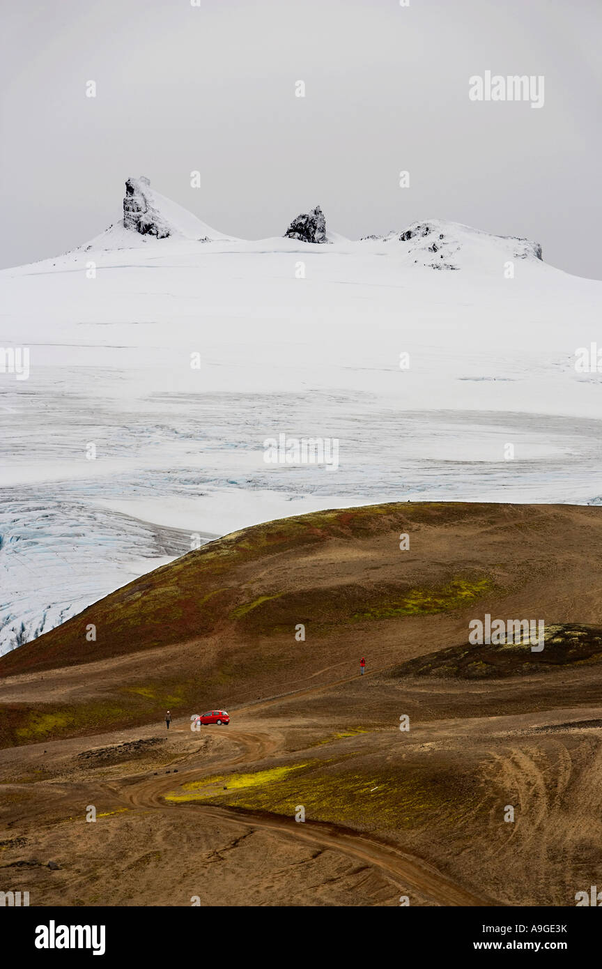 Touristen und Toyota Yaris an den Wurzeln des Gletschers Snaefellsjökull Stockfoto