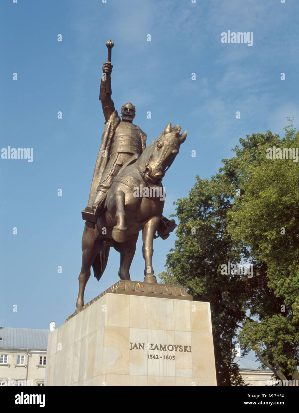 Statue von Jan Zamoyski, mit der zamoyski Palais jenseits, Zamosc, malopolska, Polen. Stockfoto