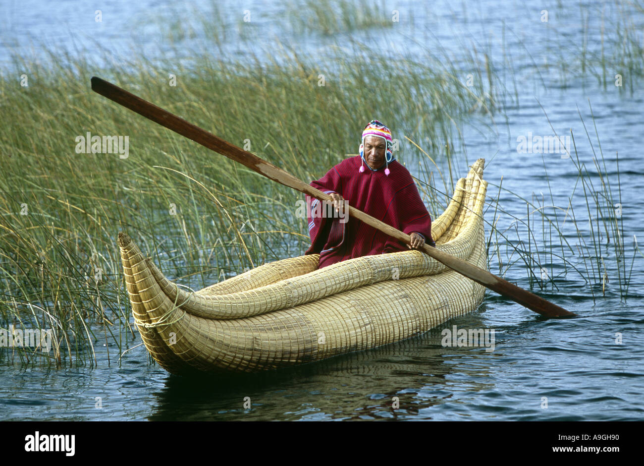 Ayamara Indio mit traditionelle Papyrus Boot. Stockfoto