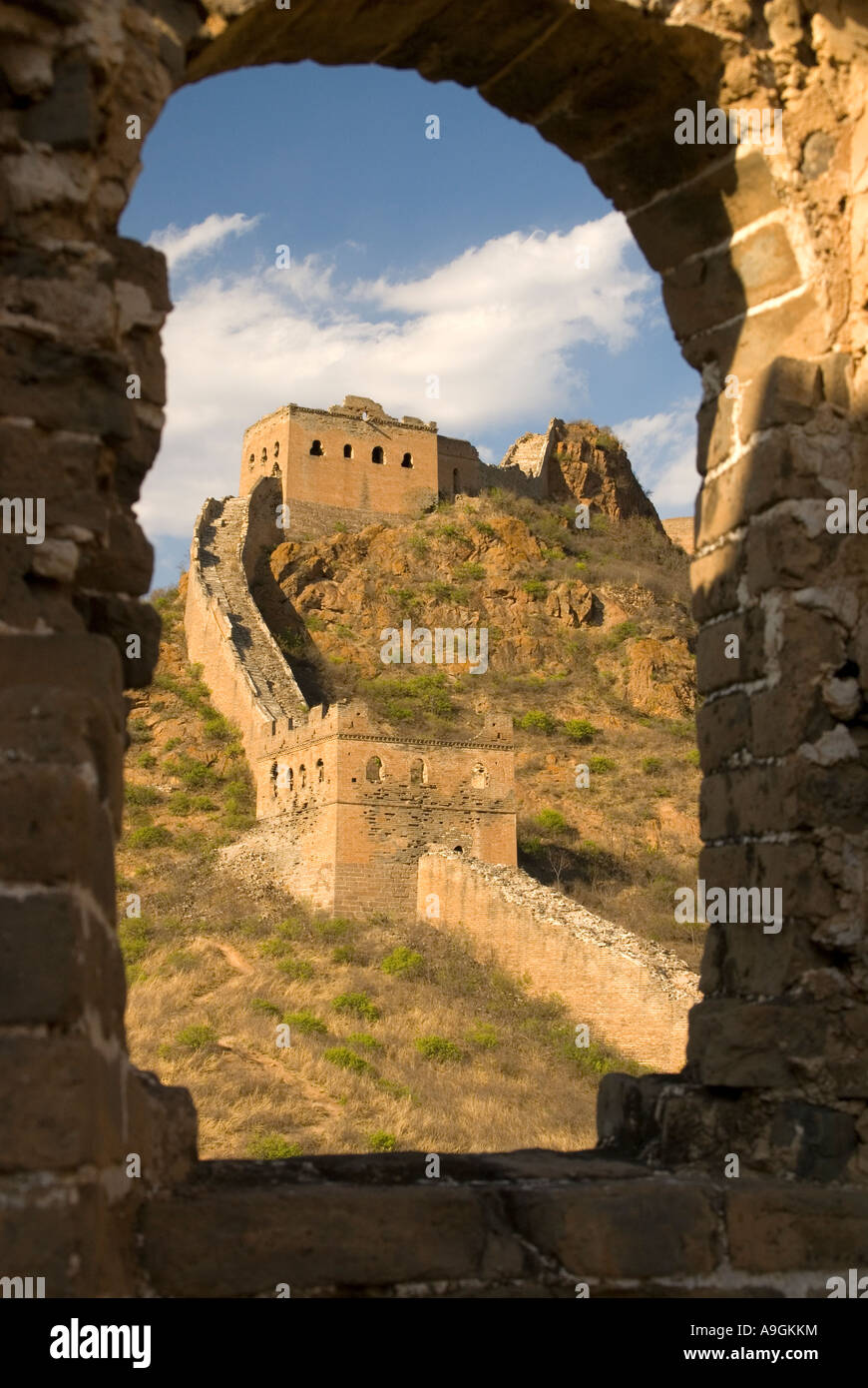 Ruinen der großen Mauer unterhalb des Generals Turm am Jinshanling Pass nordöstlich von Peking in der Provinz Hebei Stockfoto