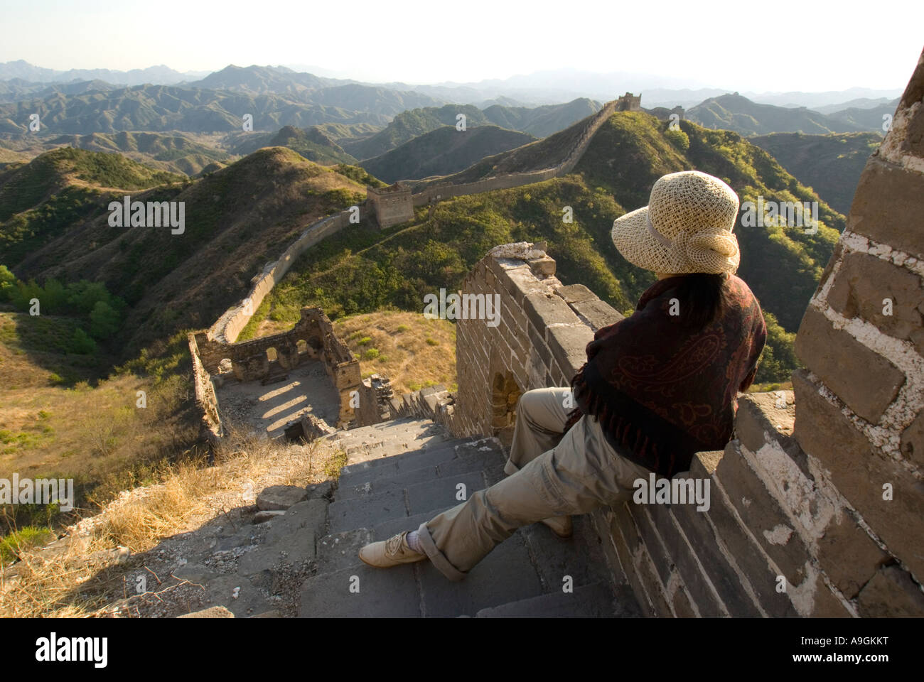 Kletterer, die große Mauer von Generals Turm am Jinshanling Pass nordöstlich von Peking in der Provinz Hebei anzeigen Stockfoto