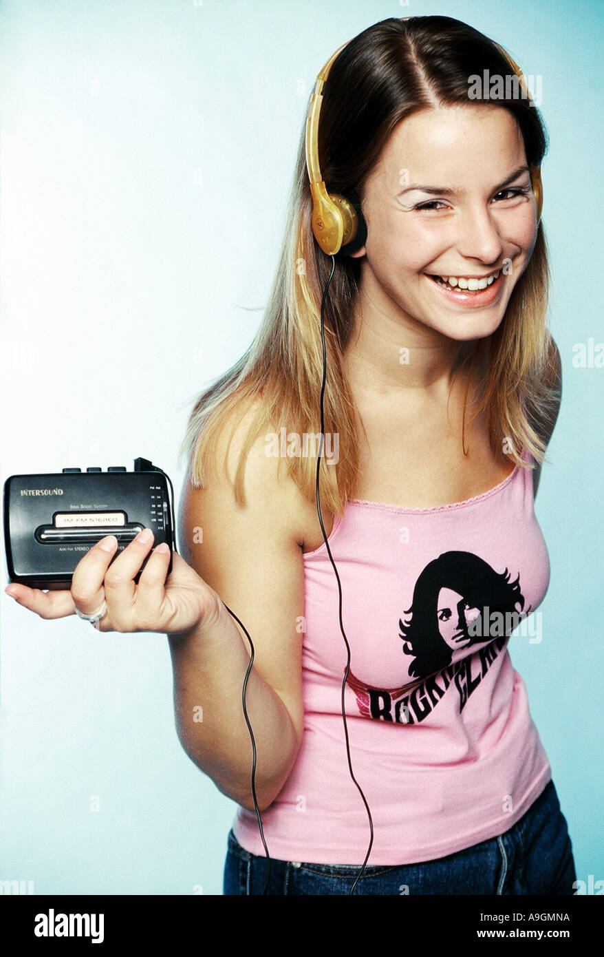 junge Frau Musik hören, mit Walkman, Kopfhörer tragen Stockfoto