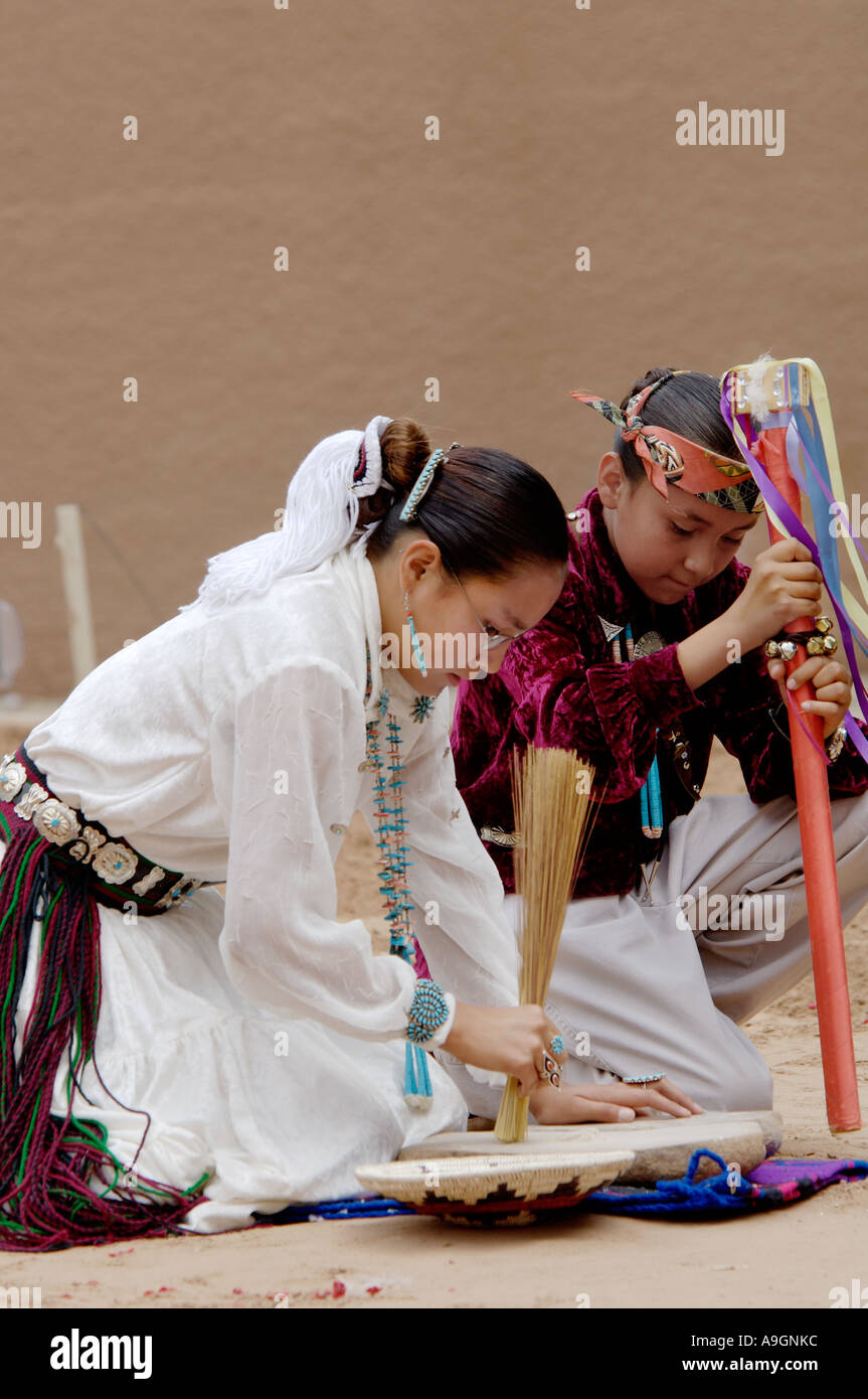 Navajo Blue Eagle Tänzer performing Mais Mahlen Tanz an der Intertribal Zeremonielle in Gallup, New Mexico. Digitale Fotografie Stockfoto