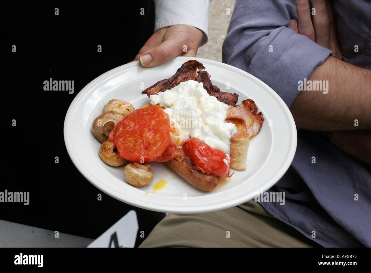Ein gebratener Café Frühstück Speck Würstchen Pilze schlampig Eiern und Tomaten Stockfoto