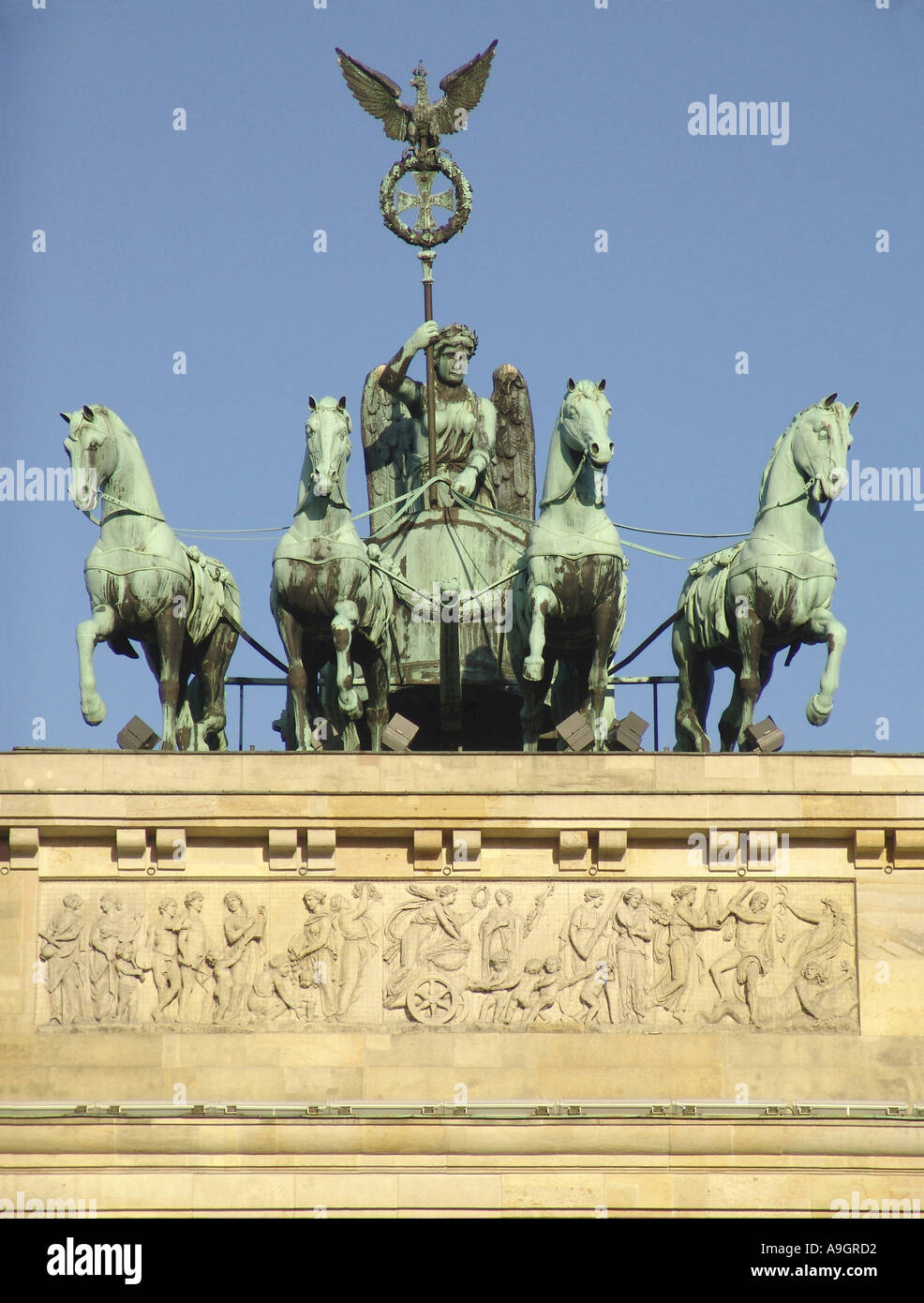 Quadriga auf dem Brandenburger Tor, entworfen von Johann Gottfried Schadow, Deutschland, Berlin, Mai 04. Stockfoto