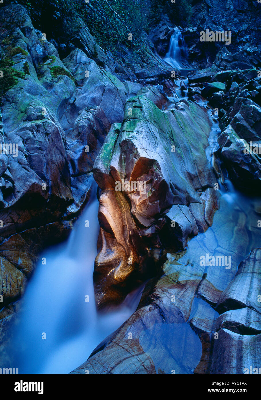 Wasser geformte Felsen in der Dämmerung fällt der Bruar Perthshire Schottland, Vereinigtes Königreich Stockfoto