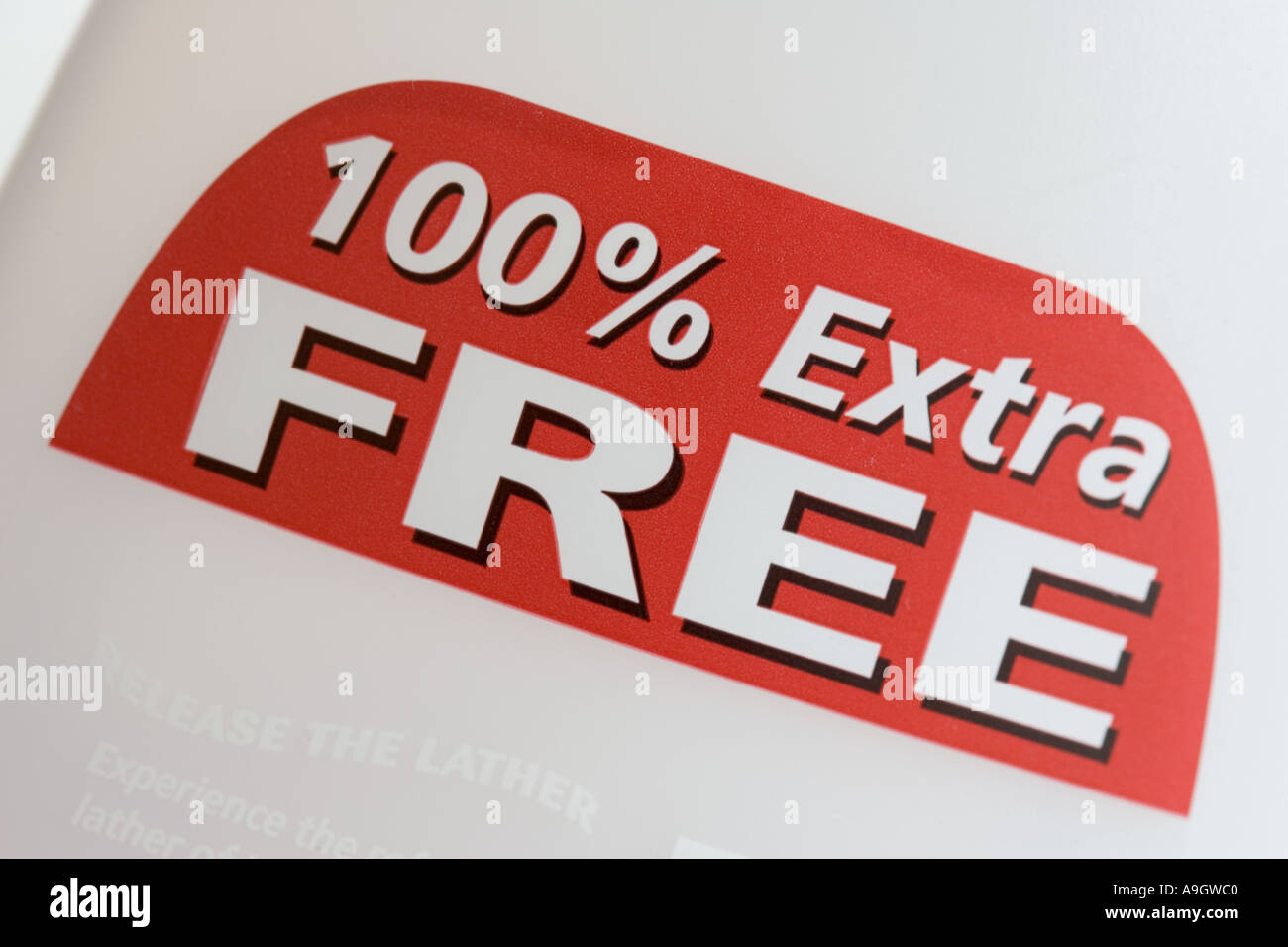 hundert Prozent 100 % gratis Aufkleber in rot und weiß auf Packaging UK Stockfoto