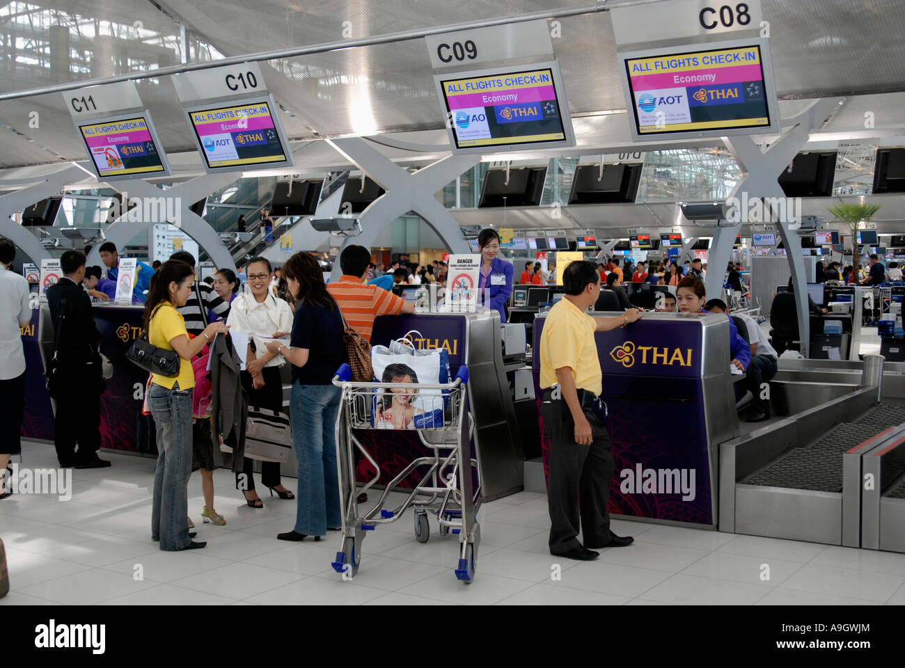 Checkin-Schalter am internationalen Flughafen Bangkok Suvarnabhumi Thailand Stockfoto