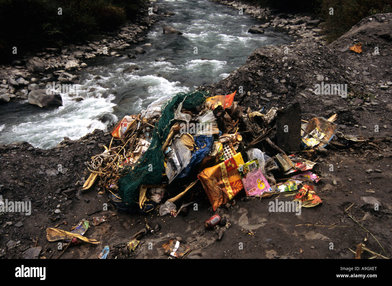 Müllkippe im Wolong-Naturreservat Sichuan China Stockfoto