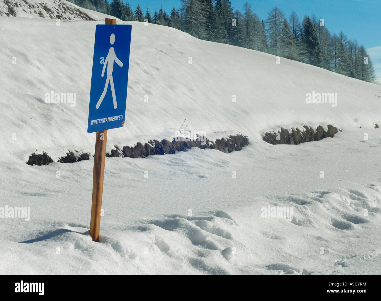 Zeichen markieren eine Winterwandern route in Kärnten, Österreich Stockfoto