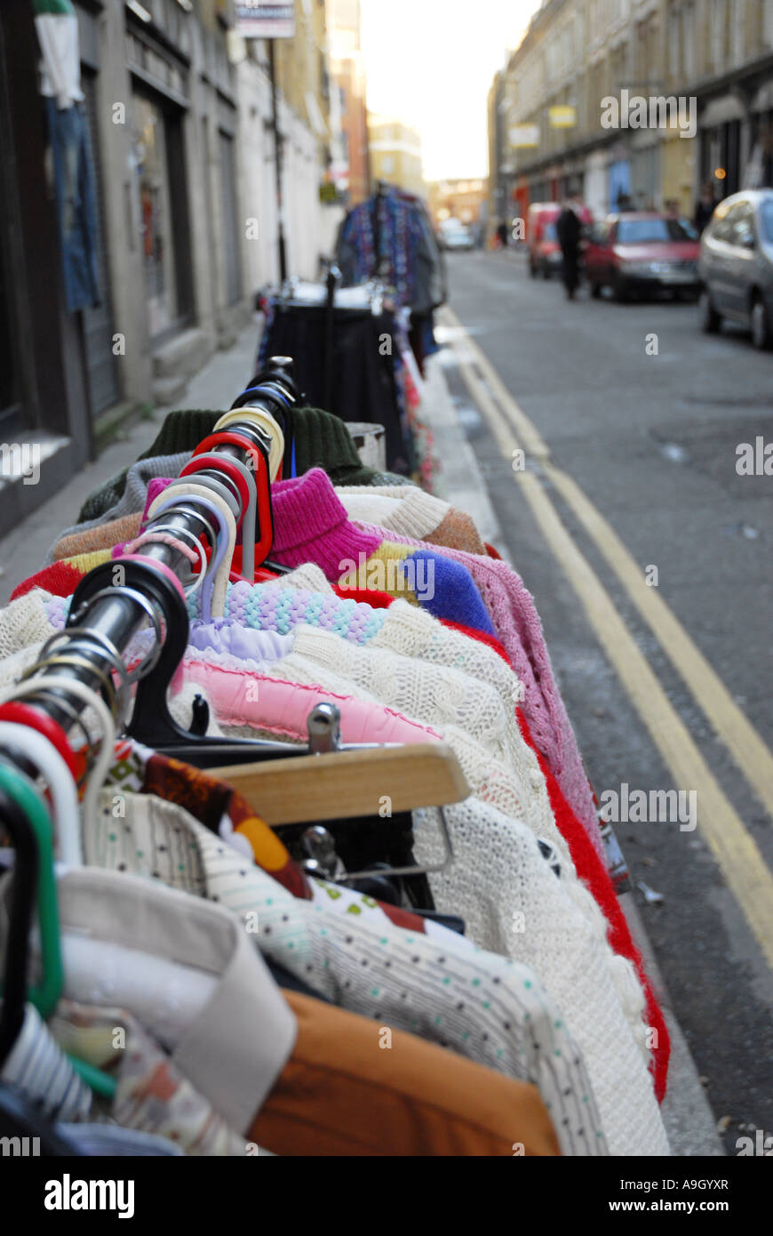 Secondhand-Kleidung auf Brick Lane, London Stockfoto