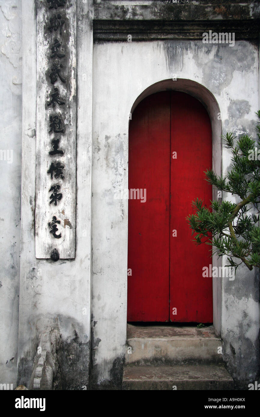 Rote Tür Hanoi Vietnam Stockfoto