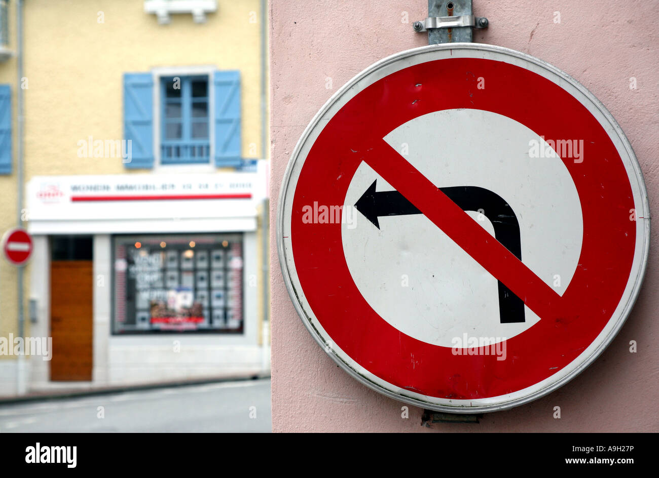Keine Links abbiegen Roadsign in französischen Kleinstadt 2007 Stockfoto