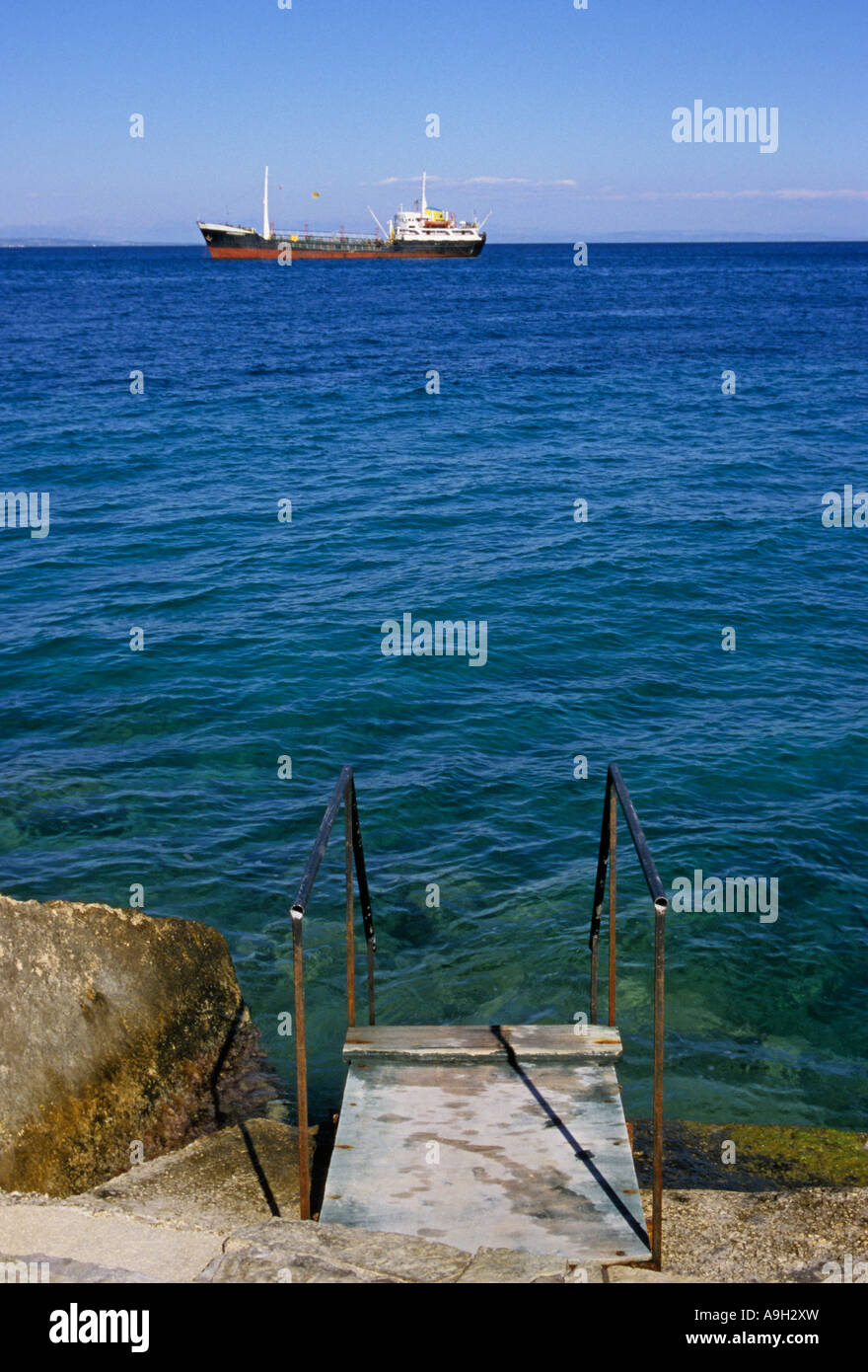 kleinen Steg und Kaufmann in der kroatischen Küste Hintergrund versenden Stockfoto