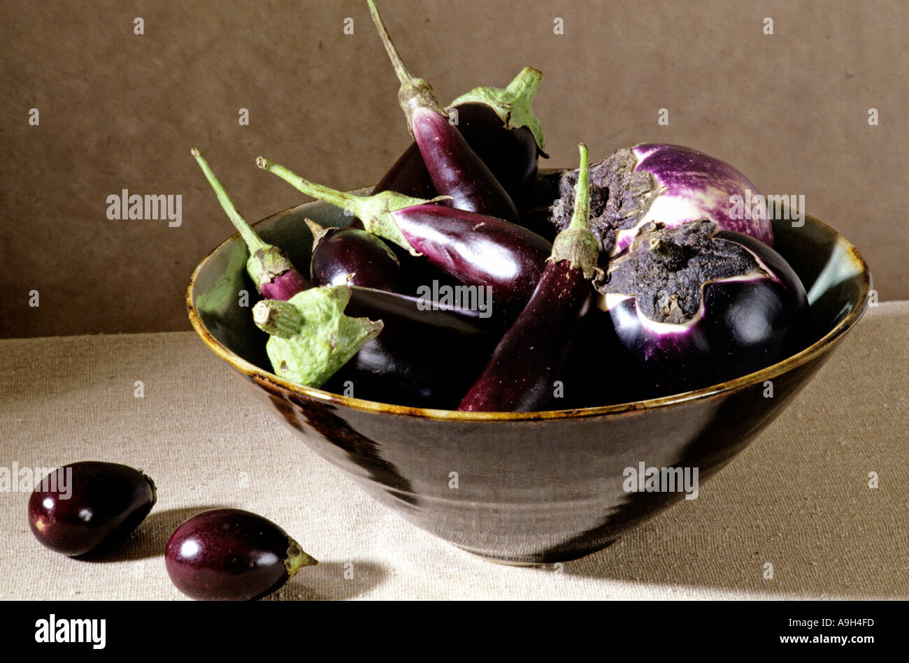 Eine Schüssel mit verschiedenen Sorten von Auberginen Stockfoto
