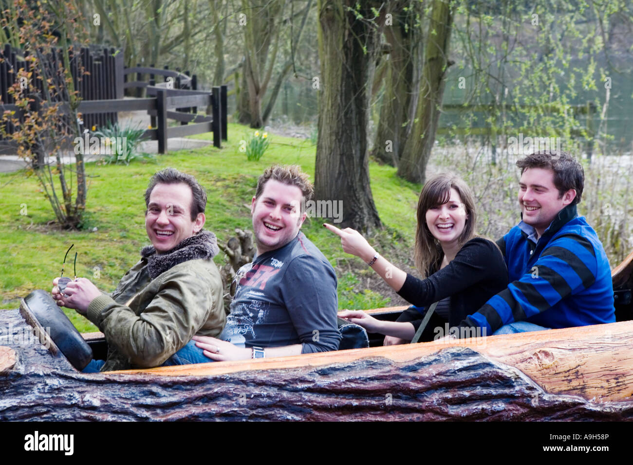 Gruppe junger Erwachsener reiten die Sprung-Logger Log Wildwasserbahn im Thorpe Park Stockfoto