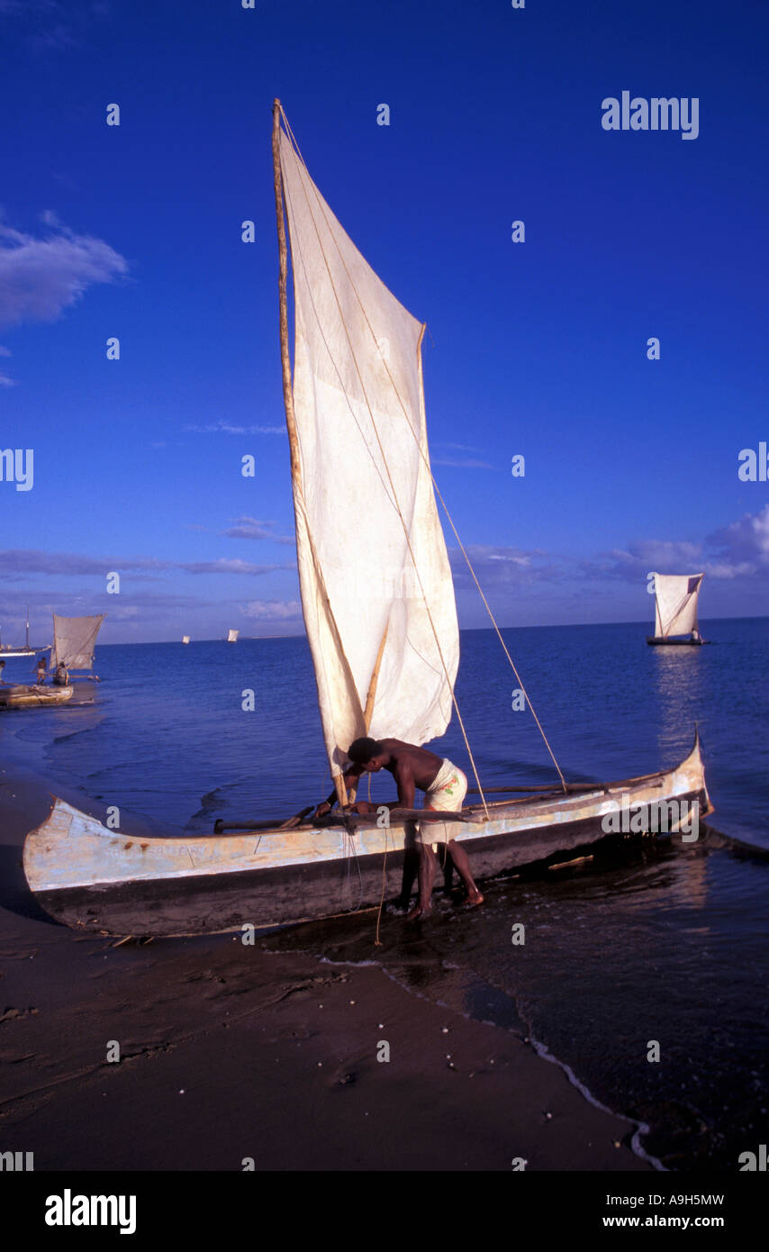 Traditionelle Fischerboote in Morembe, Madagaskar. Stockfoto
