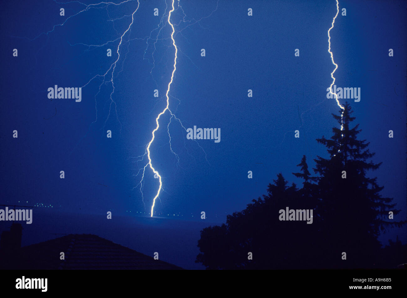 Blitz Gabel Blitz Straßenlaternen Baum Silhouette Stockfoto