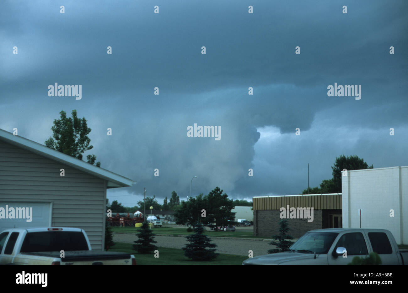 Tornado tornadischen Wolken über der Stadt Oakes Tornado aufsetzten Westseite des Oakes Stockfoto