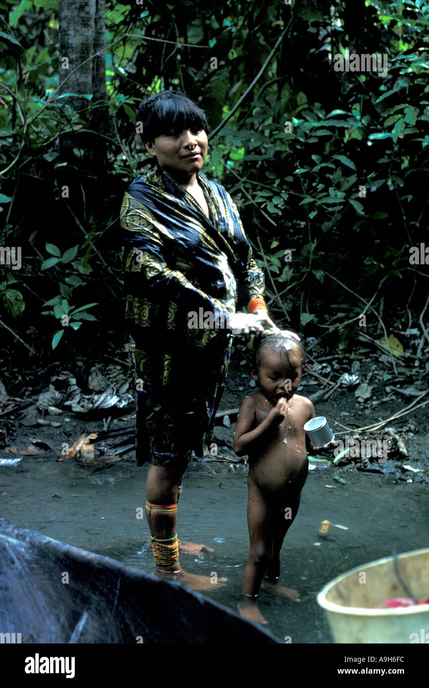 Zentralamerika Panama Cuna Indianerin waschen kleiner Junge im Fluss Panama Stockfoto