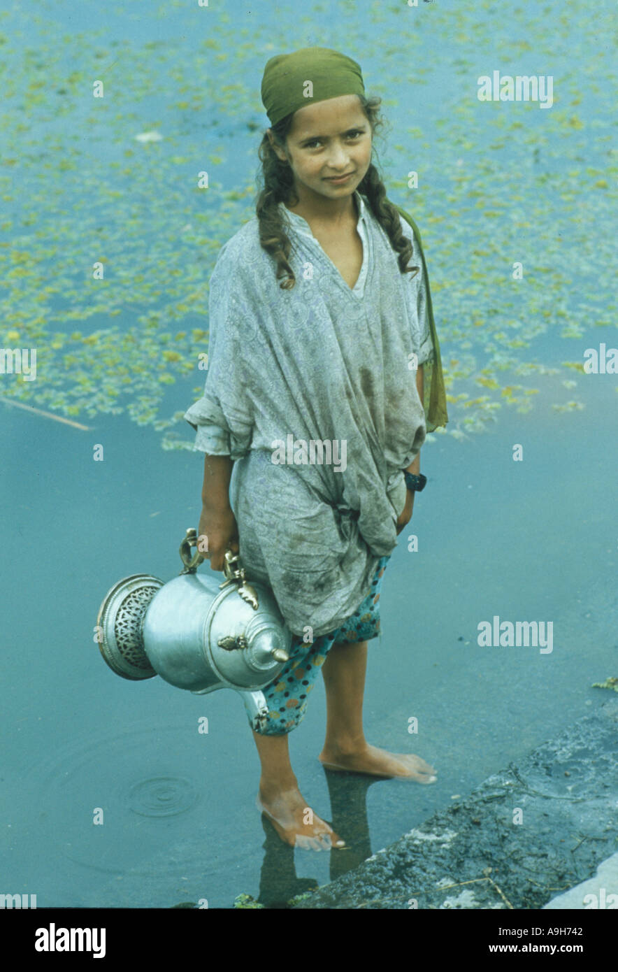 Indien Menschen Kashmiri Mädchen stehen Holding Schiff Dal Lake Kaschmir Stockfoto