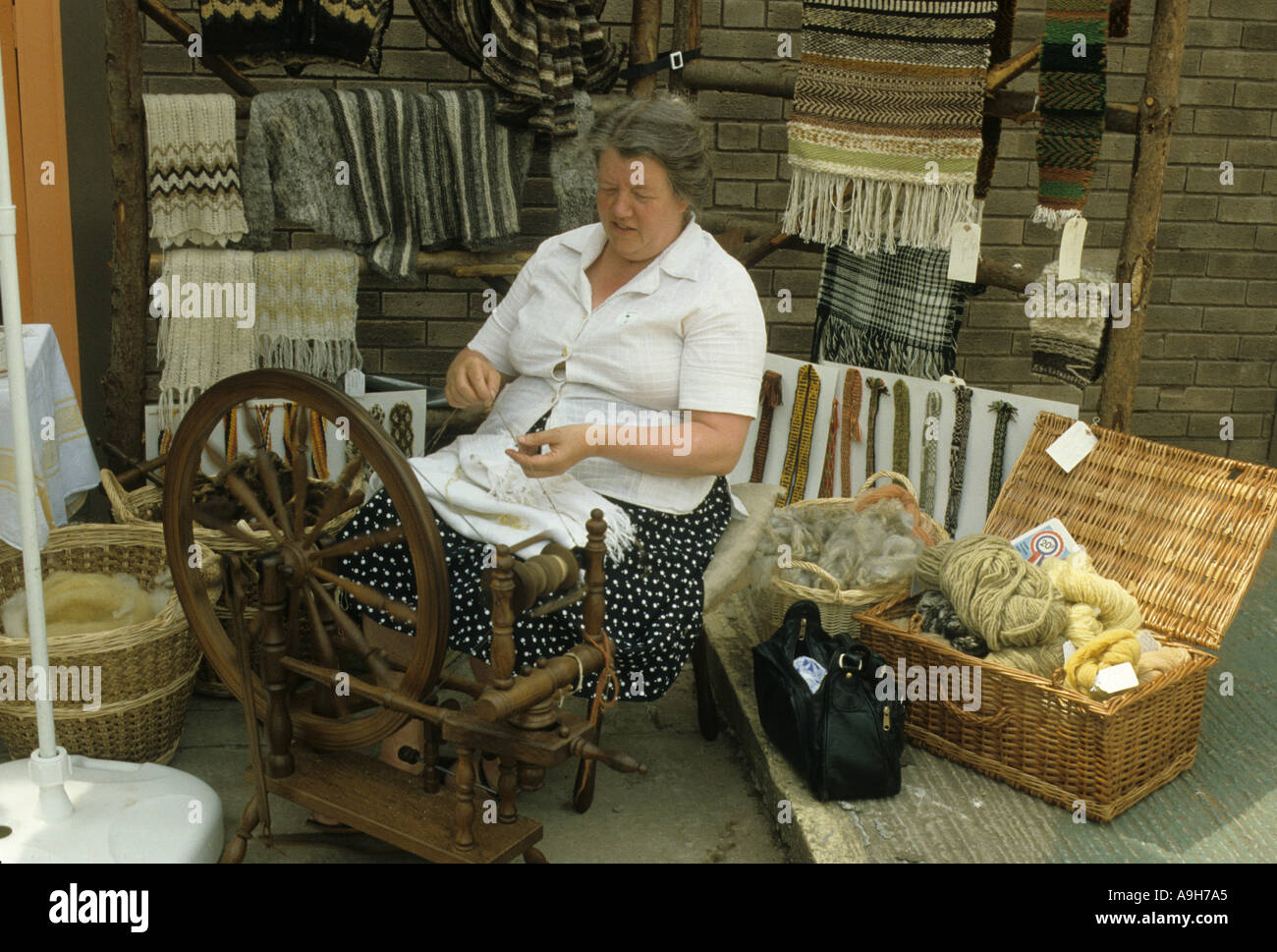 Landhaus-Fähigkeiten Spinnen und Weben Heimindustrie Arbeitsproben Stockfoto