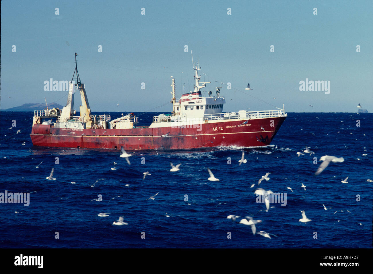 Angeln Handelsschiff auf Wasser Möwen Stockfoto