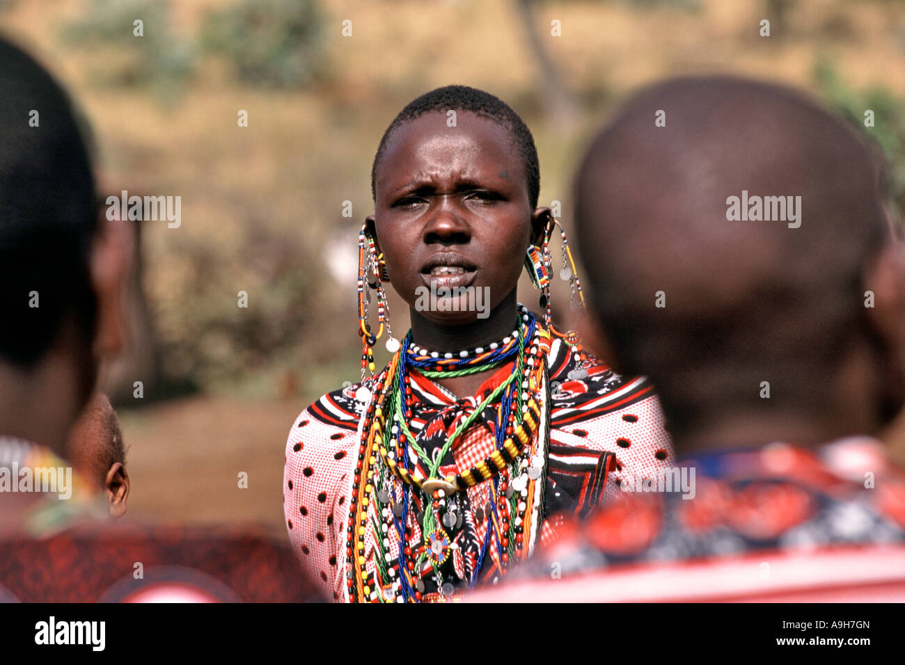 Porträt des Massaifrau mit traditioneller Kleidung und Schmuck in der Maasai Mara in Kenia. Stockfoto