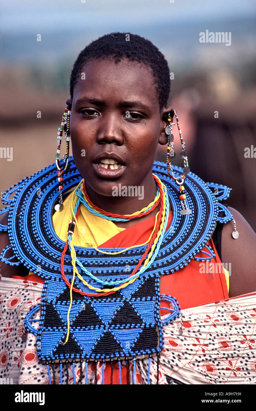 Porträt des Massaifrau mit traditioneller Kleidung und Schmuck in der Maasai Mara in Kenia. Stockfoto