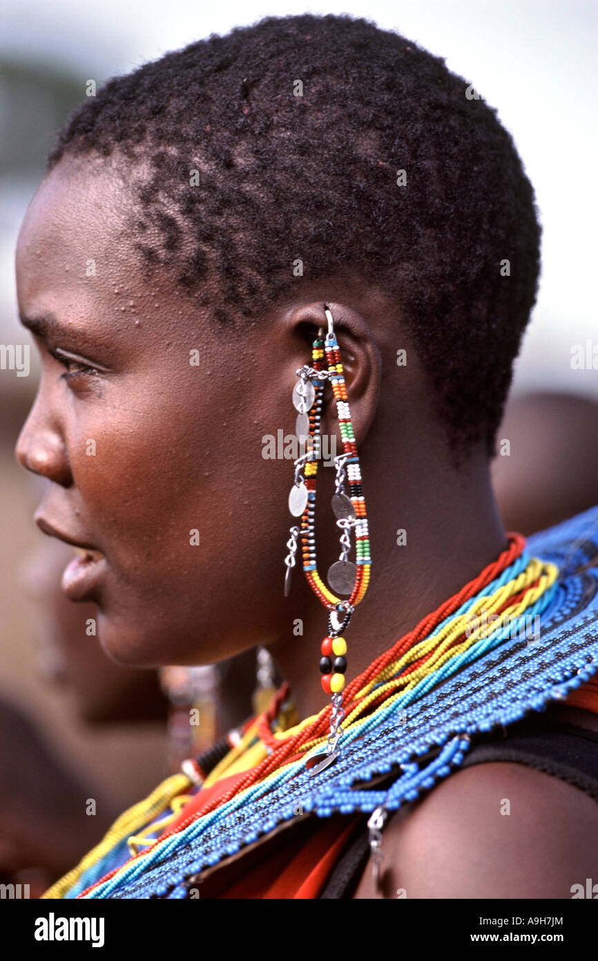 Porträt des Massaifrau mit traditioneller Kleidung und Schmuck in der Maasai Mara in Kenia. Stockfoto