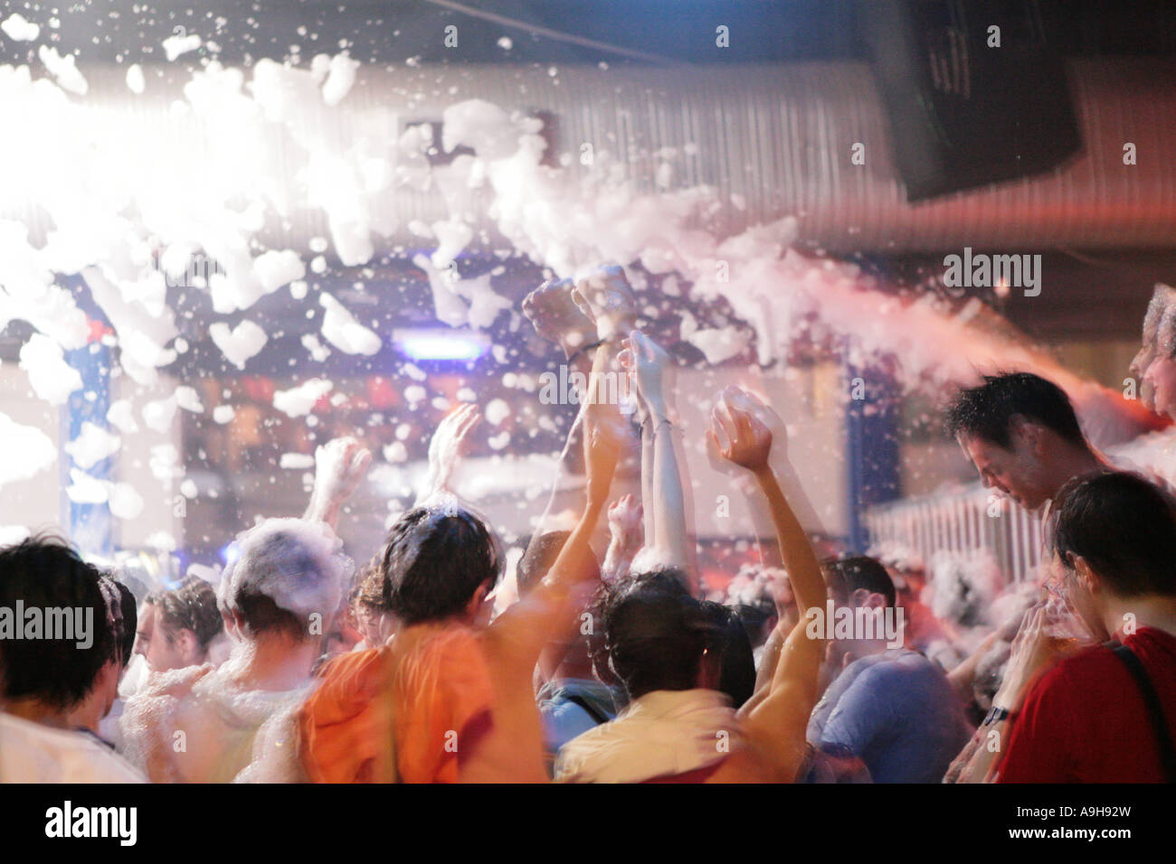 Foam party -Fotos und -Bildmaterial in hoher Auflösung – Alamy