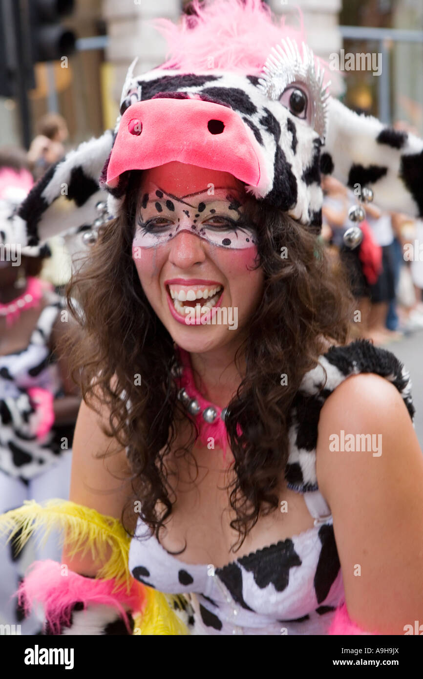Kostümierte Karnevals-Performer, die Interaktion mit dem Publikum beobachten Stockfoto