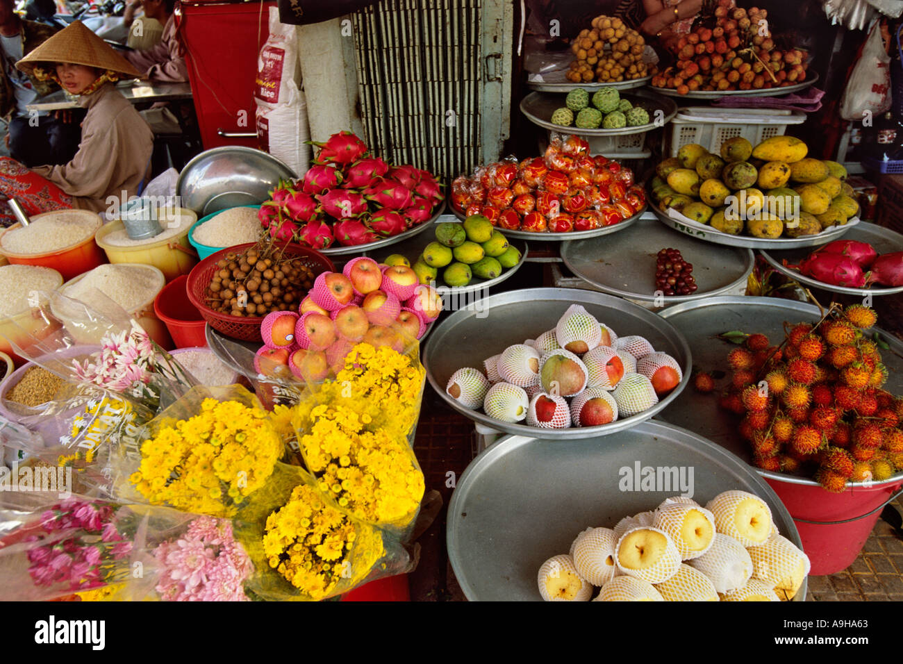 Obst-Verkäufer Verkauf Stäbchen und andere tropische Früchte  Mytho-Mekong-Delta Vietnam Stockfotografie - Alamy