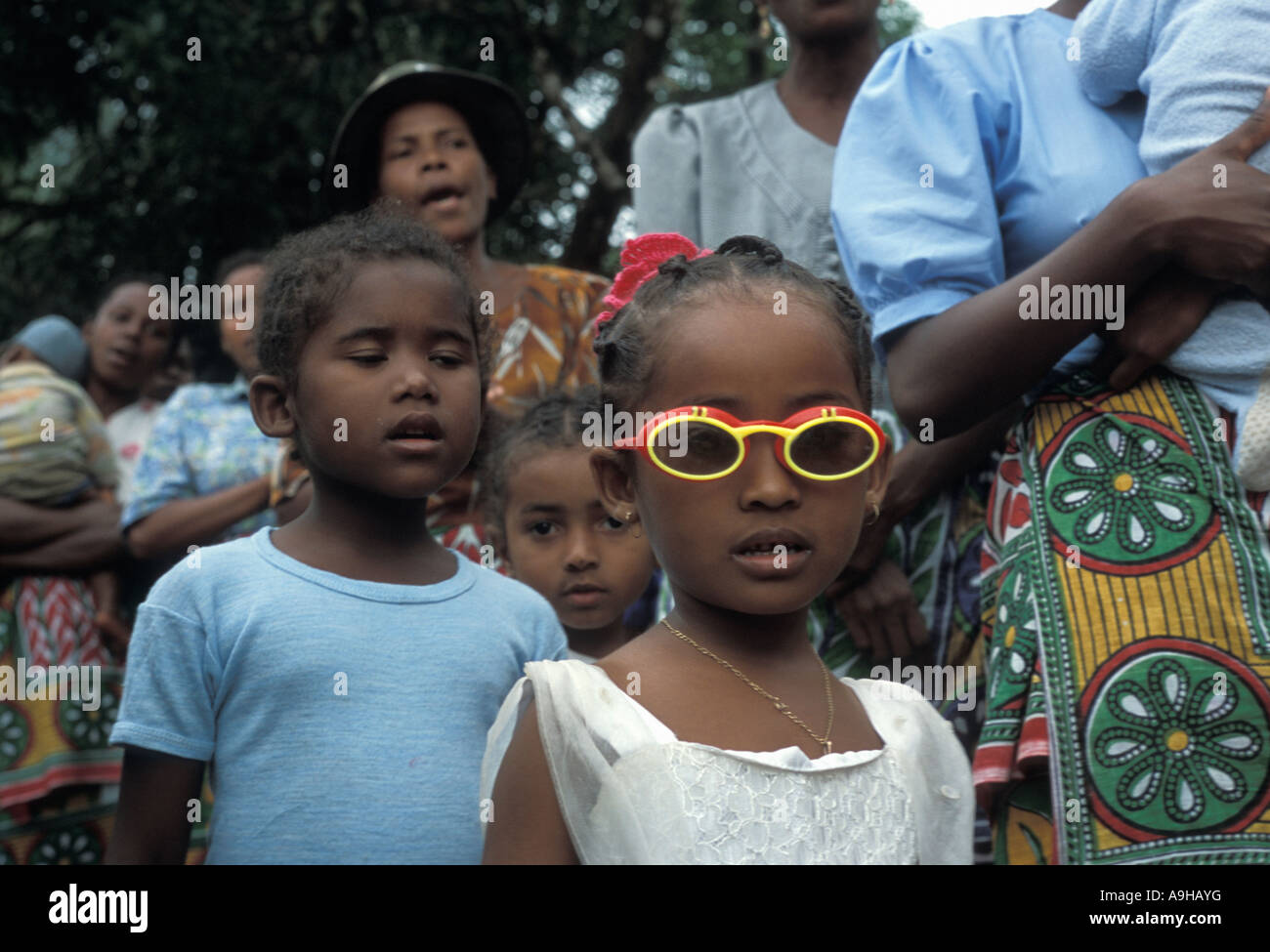 Junge Schulkinder mit Sonnenbrille bei einer Feier in einem kleinen Fischerdorf im Nordosten Küste Madagaskar 2001 Stockfoto