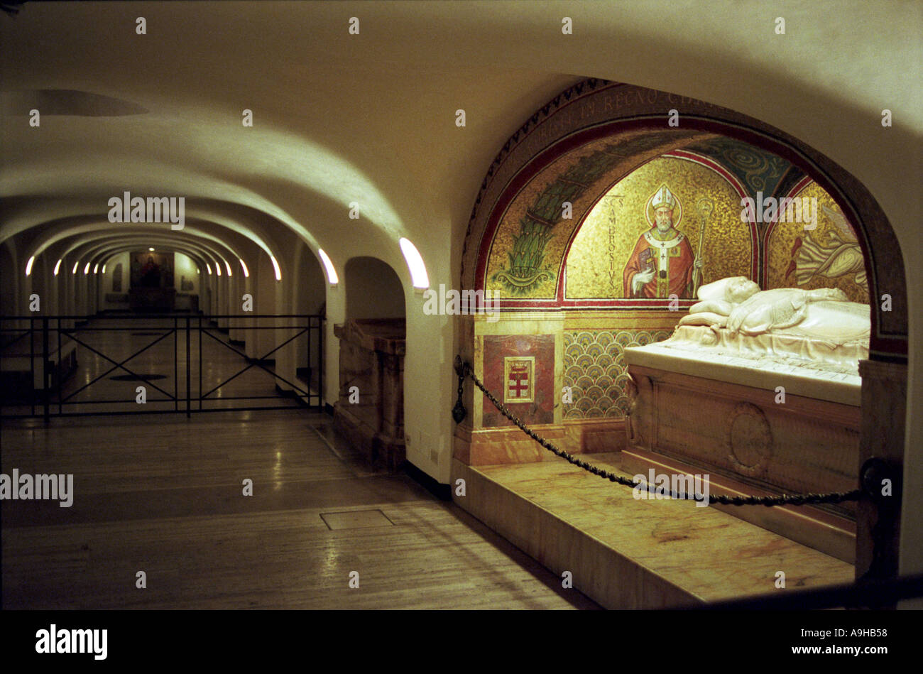 Krypta unter dem Vatikan in Rom, Italien, mit Bestattungen von verschiedenen Päpsten Stockfoto
