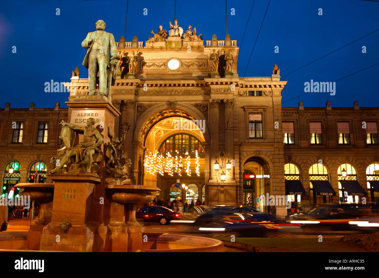 Zürich-Bahn Bahnhof Skulptur twilight Stockfoto