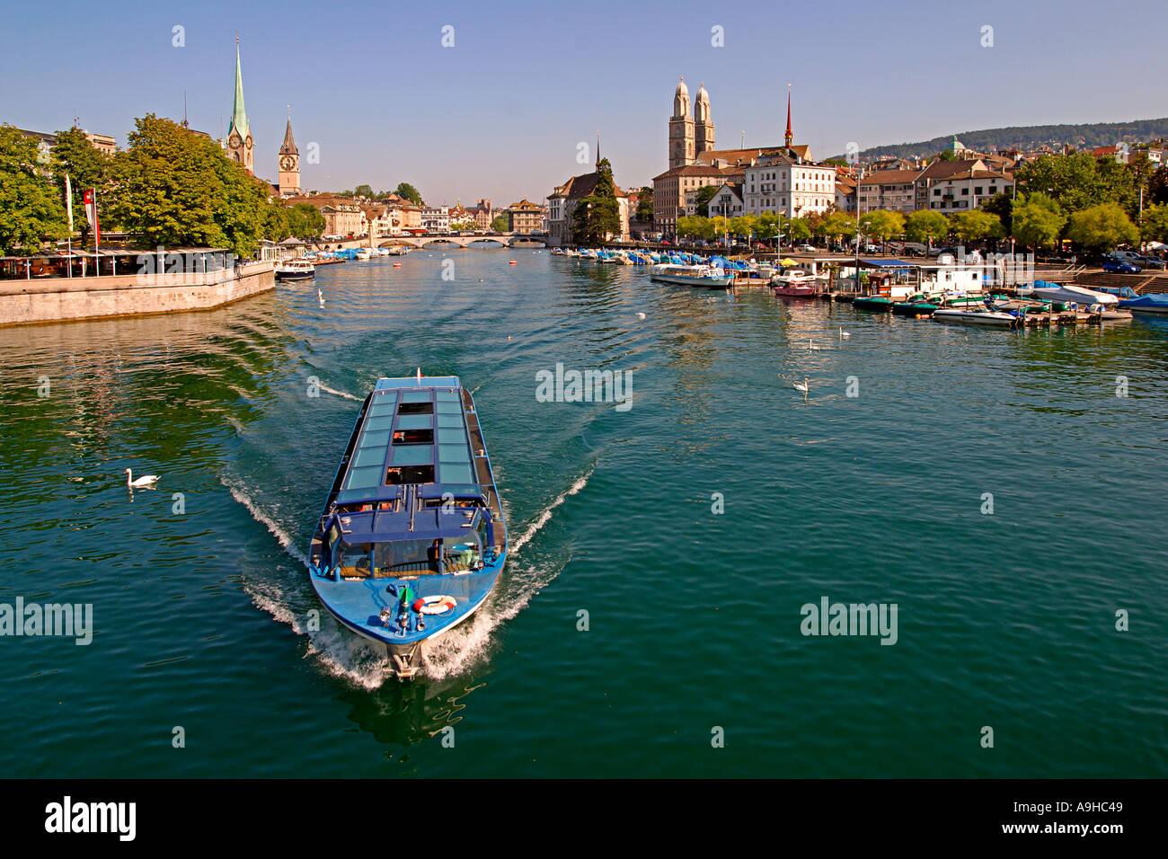 Schweiz-Zürich-Limmat Boot Hintergrund Grossmünster Stockfoto