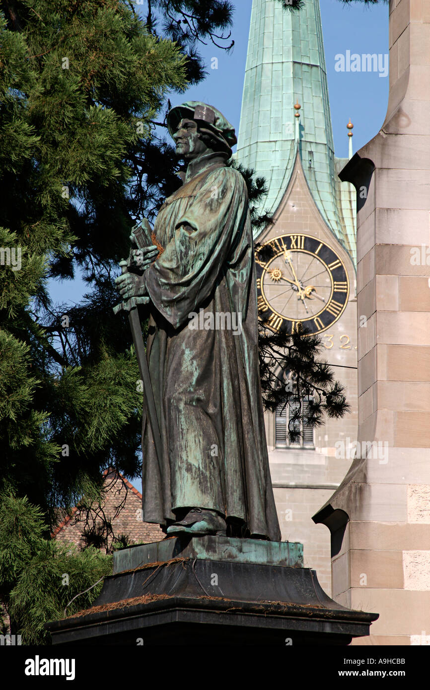 Schweiz Zürich Denkmal Ulrich Zwingli humanistischen 1484 1531 Hintergrund Fraumünster Kirche Stockfoto