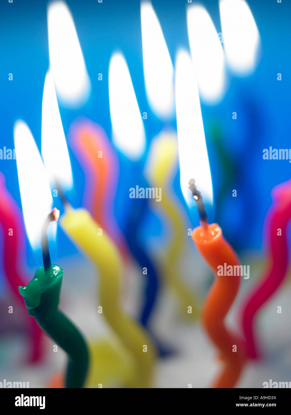 beleuchtete kurvenreich Geburtstagskuchen Kerzen Stockfoto