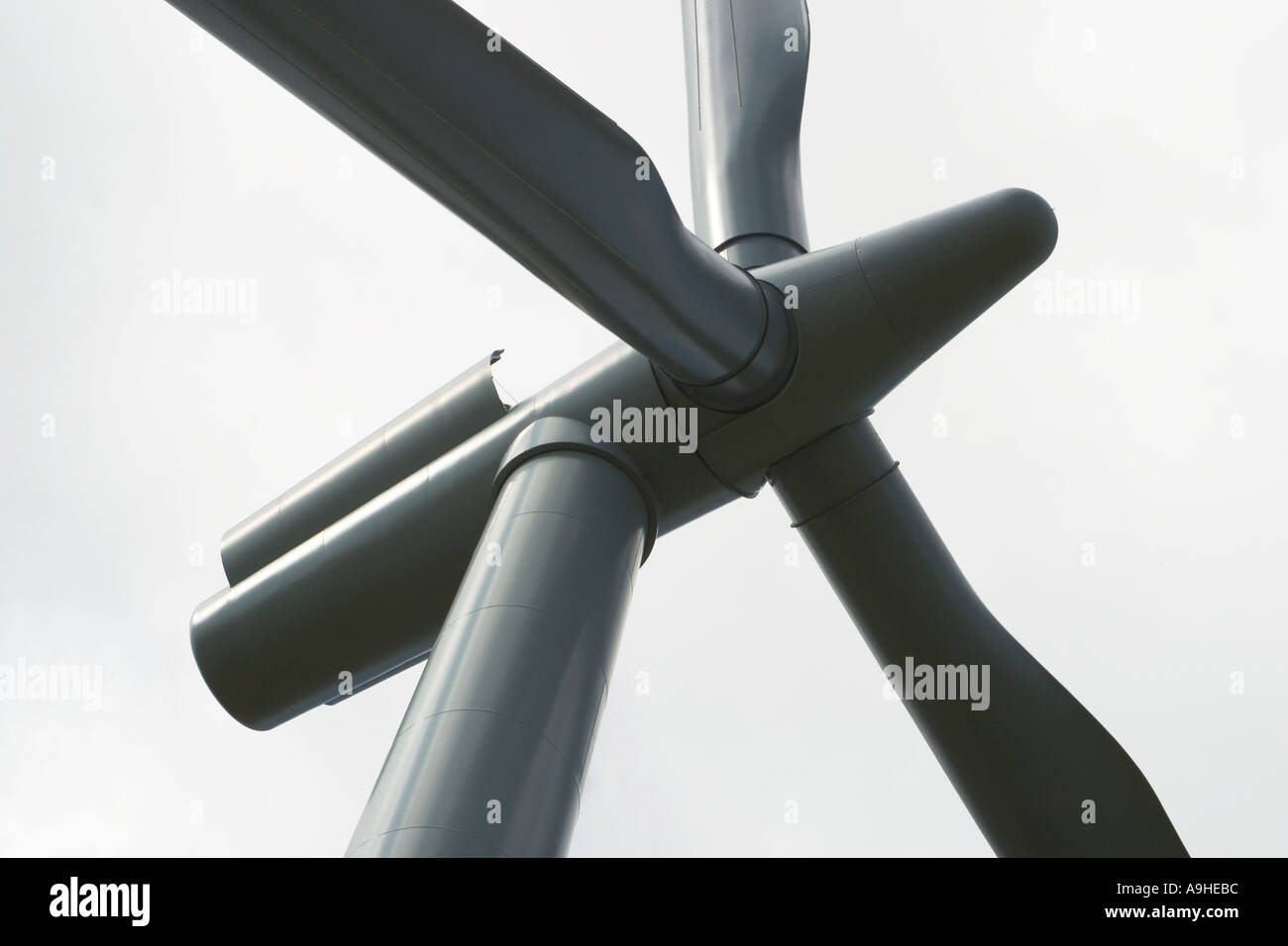 Der Blick auf die Suche nach wind turbine Blades und Turm, Maschinenhaus mit oben offenen während der Wartung. Wind Farm in Cumbria, England, Großbritannien Stockfoto