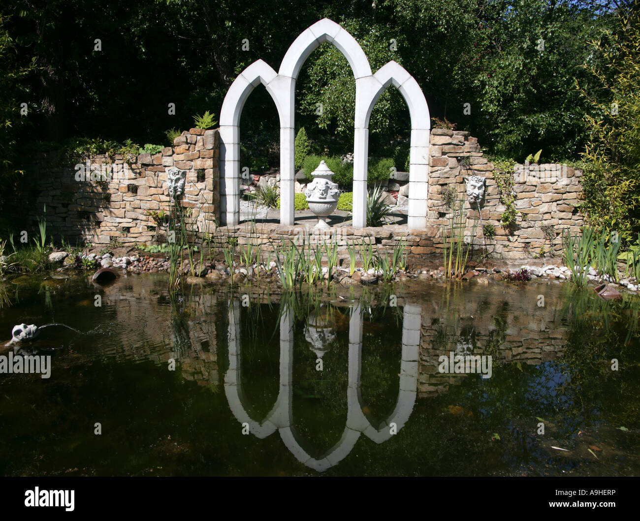Gotische Stein Bogen nationalen Garten Ausstellung Zentrum Kilquade Co Wicklow Irland Stockfoto