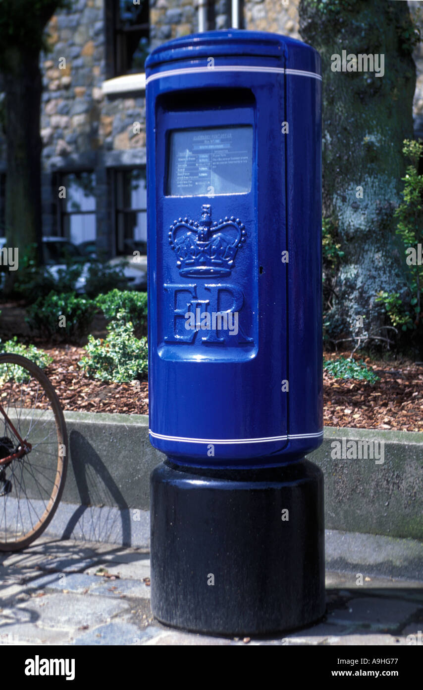 Ein blauer Briefkasten in Guernsey Kanalinseln Stockfoto